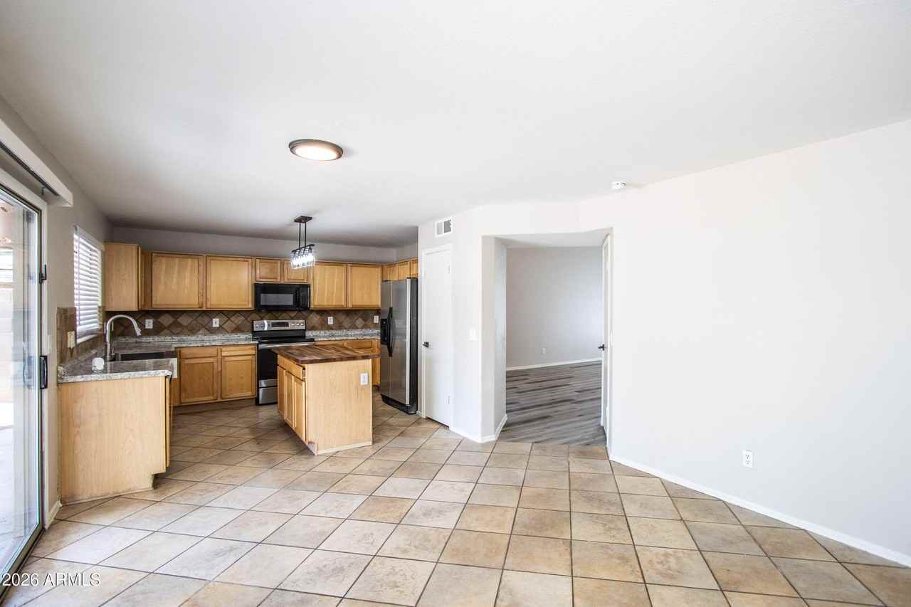 8544 W Eva St - Photo 6 of 32