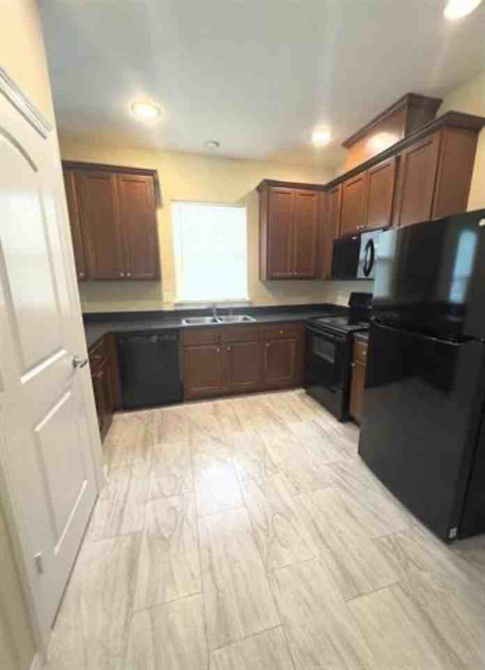 1040 Trinidad St - Photo 5 of 12