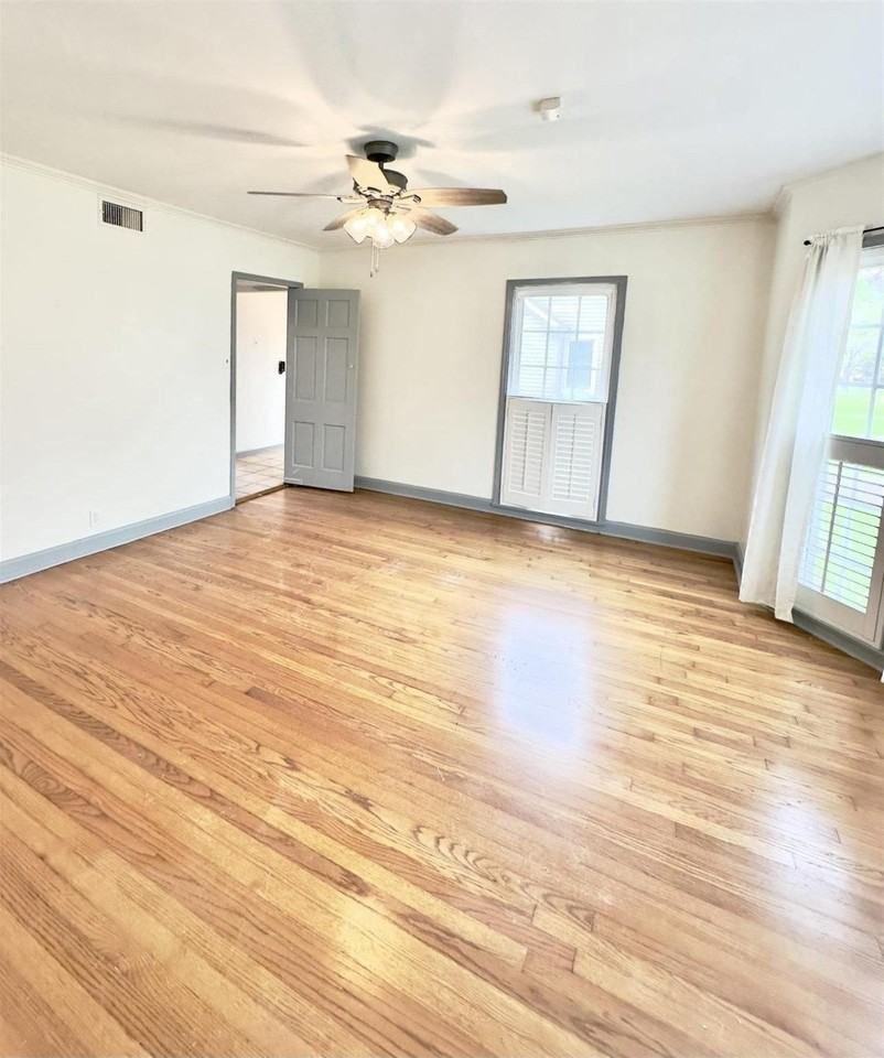 2625 Gladys St - Photo 4 of 21