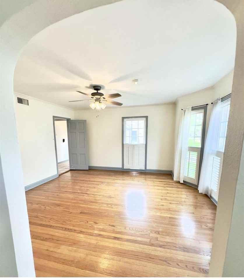 2625 Gladys St - Photo 5 of 21