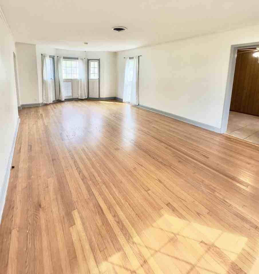 2625 Gladys St - Photo 6 of 21