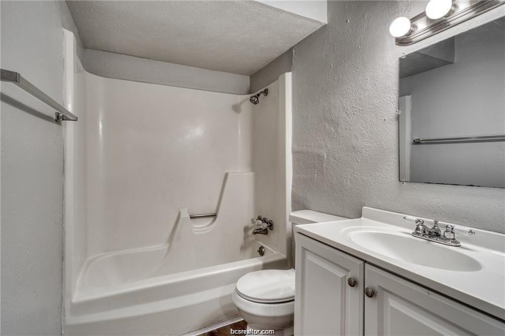 2400 Toro Ln #D - Photo 7 of 8
