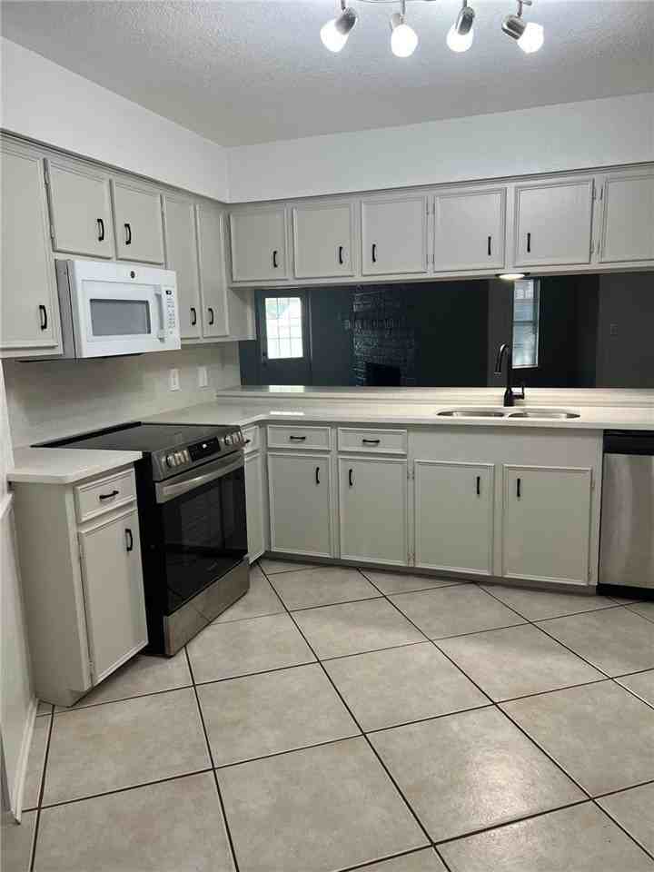 6221 Beckford Cir - Photo 5 of 16