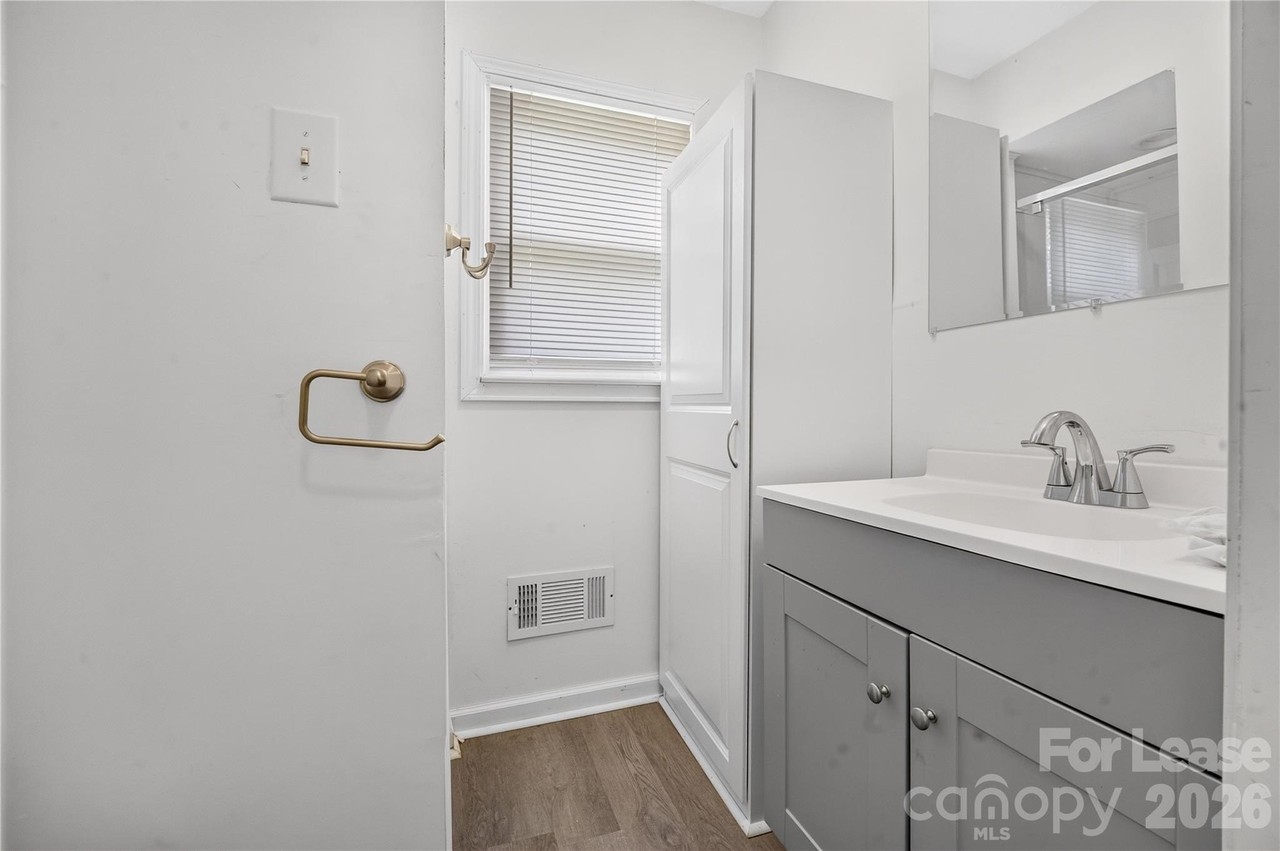 216 W Shannonhouse St - Photo 7 of 9