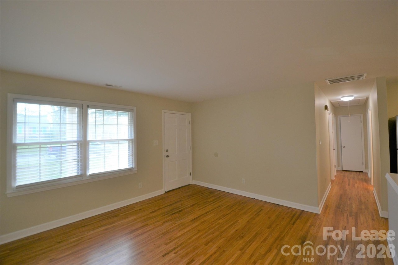 3751 Seaman Dr - Photo 3 of 29