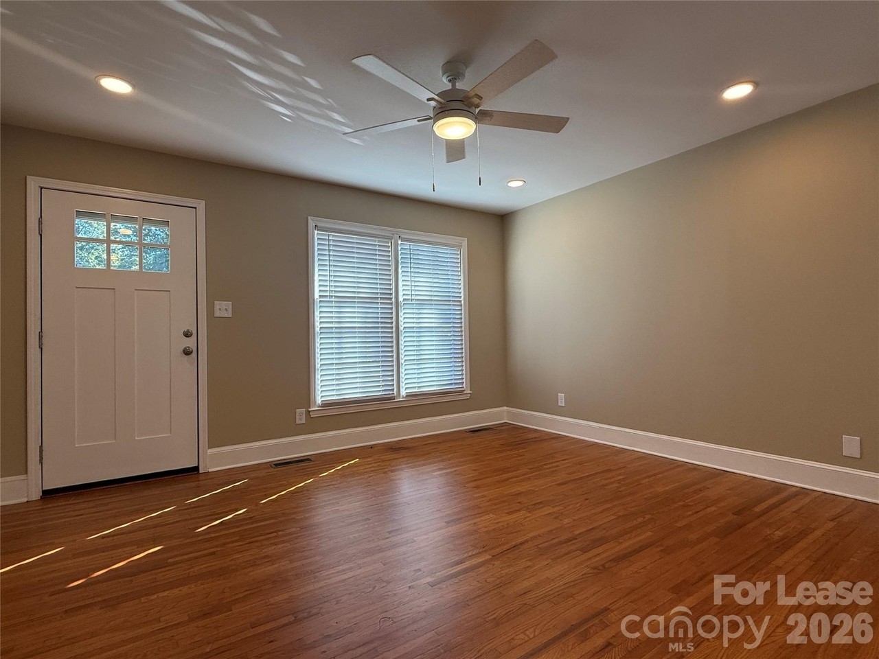 3732 Seaman Dr - Photo 5 of 33