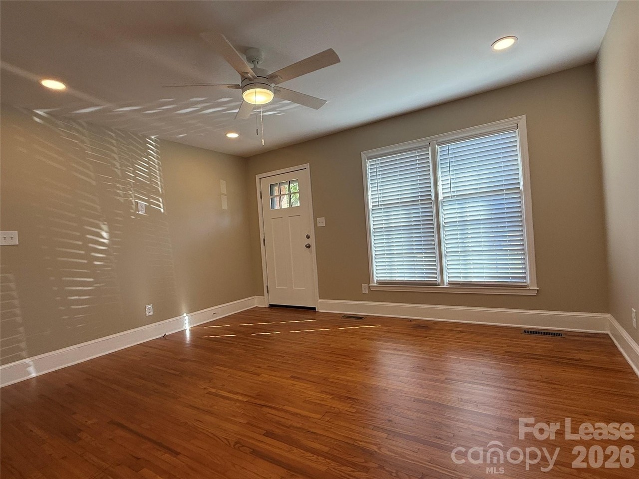 3732 Seaman Dr - Photo 6 of 33