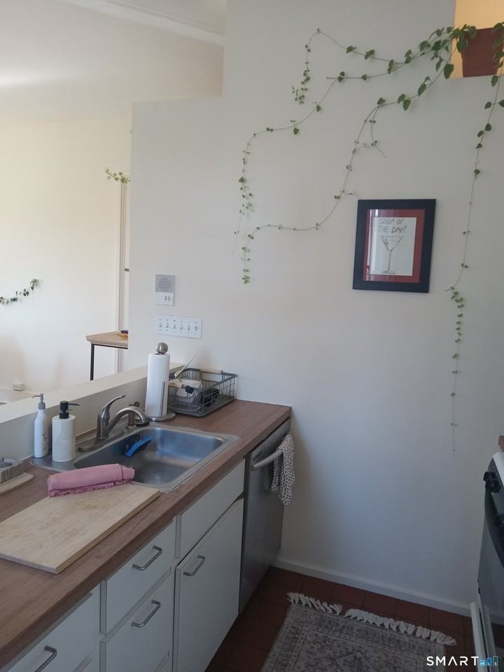 607 Chapel St #D - Photo 4 of 18