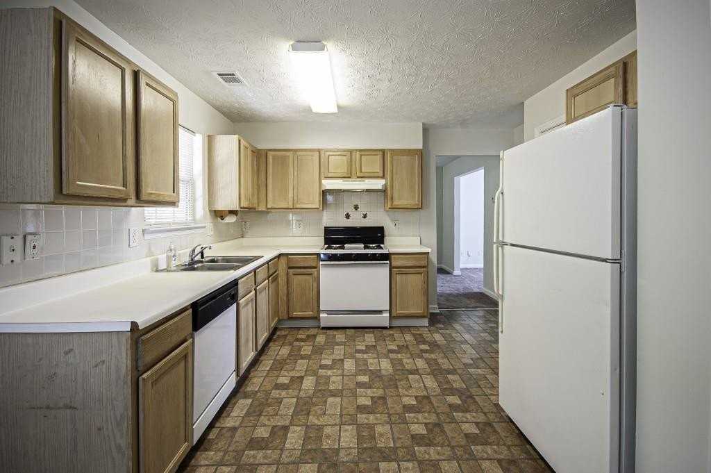 1177 Yellow River Dr - Photo 3 of 4