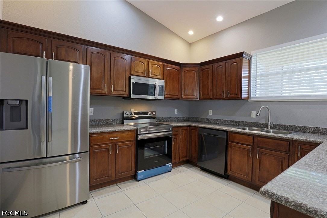 4908 Lee Cir N - Photo 2 of 23