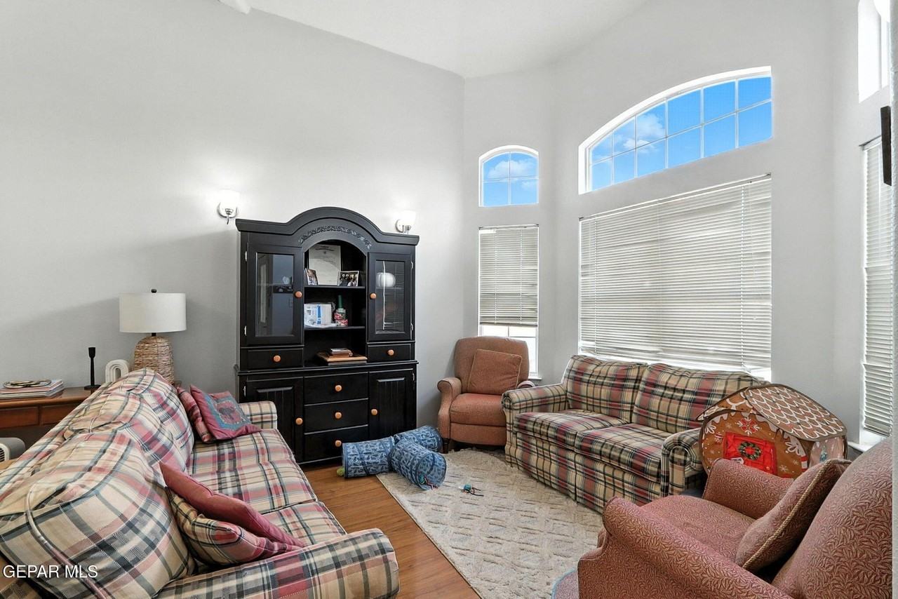 12361 Tierra Arroyo Dr - Photo 4 of 47