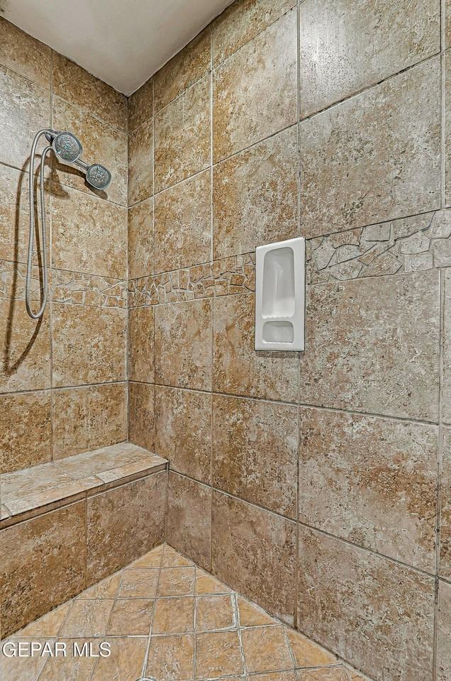 14308 Woods Point Ave - Photo 5 of 34