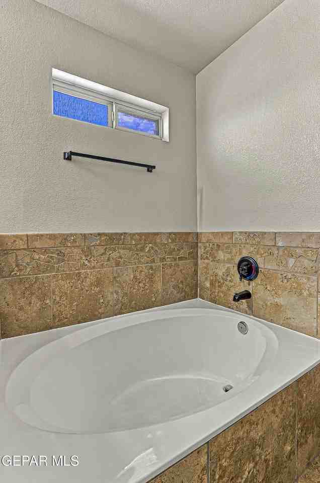 14308 Woods Point Ave - Photo 6 of 34