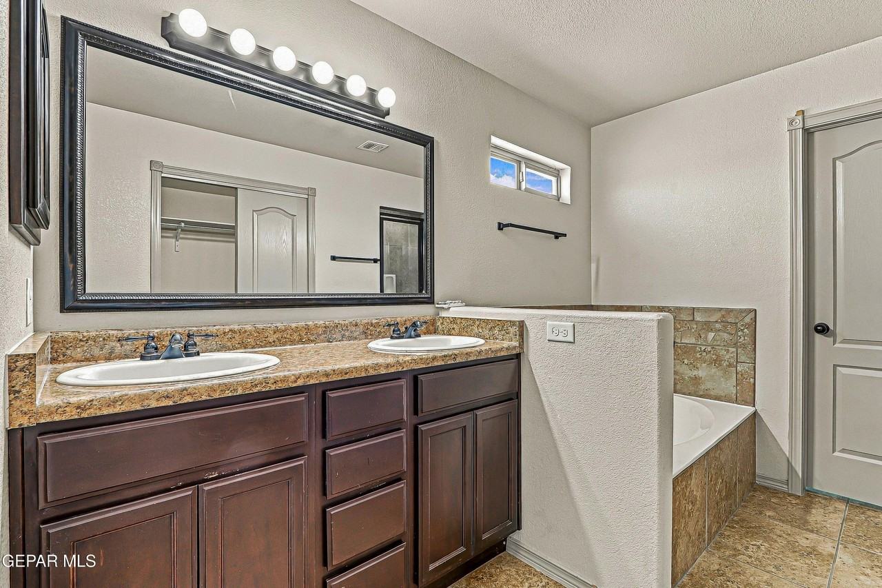 14308 Woods Point Ave - Photo 7 of 34