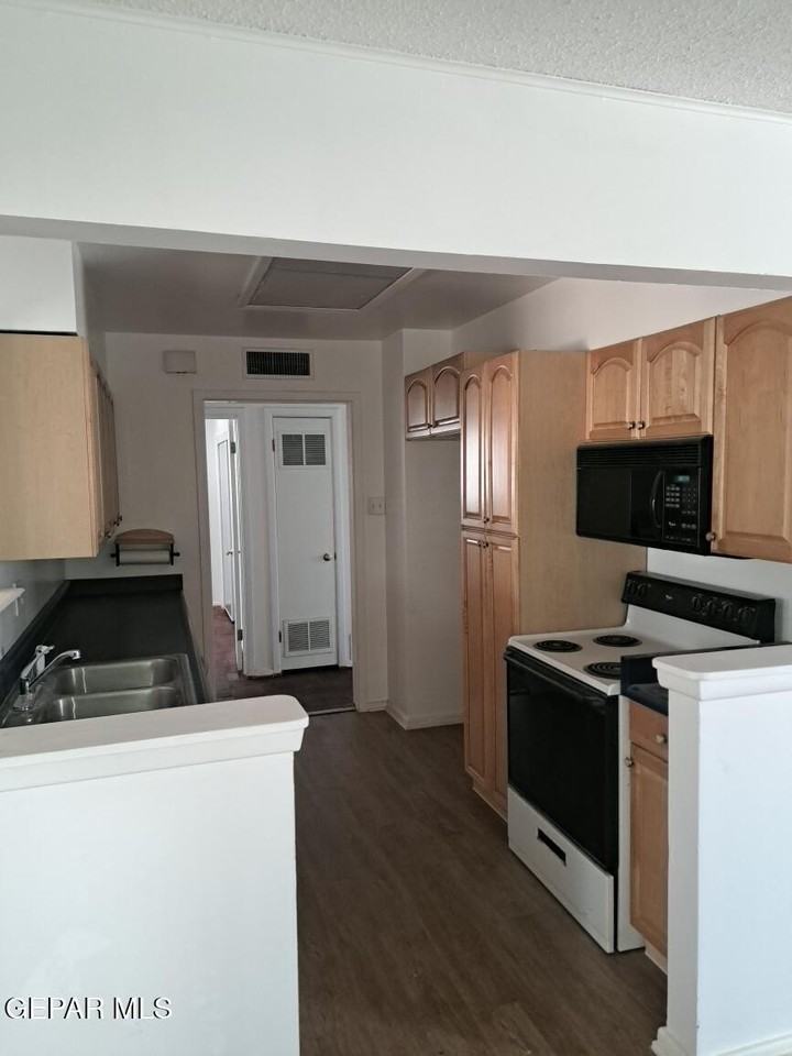 1504 Fairfield Dr - Photo 5 of 23