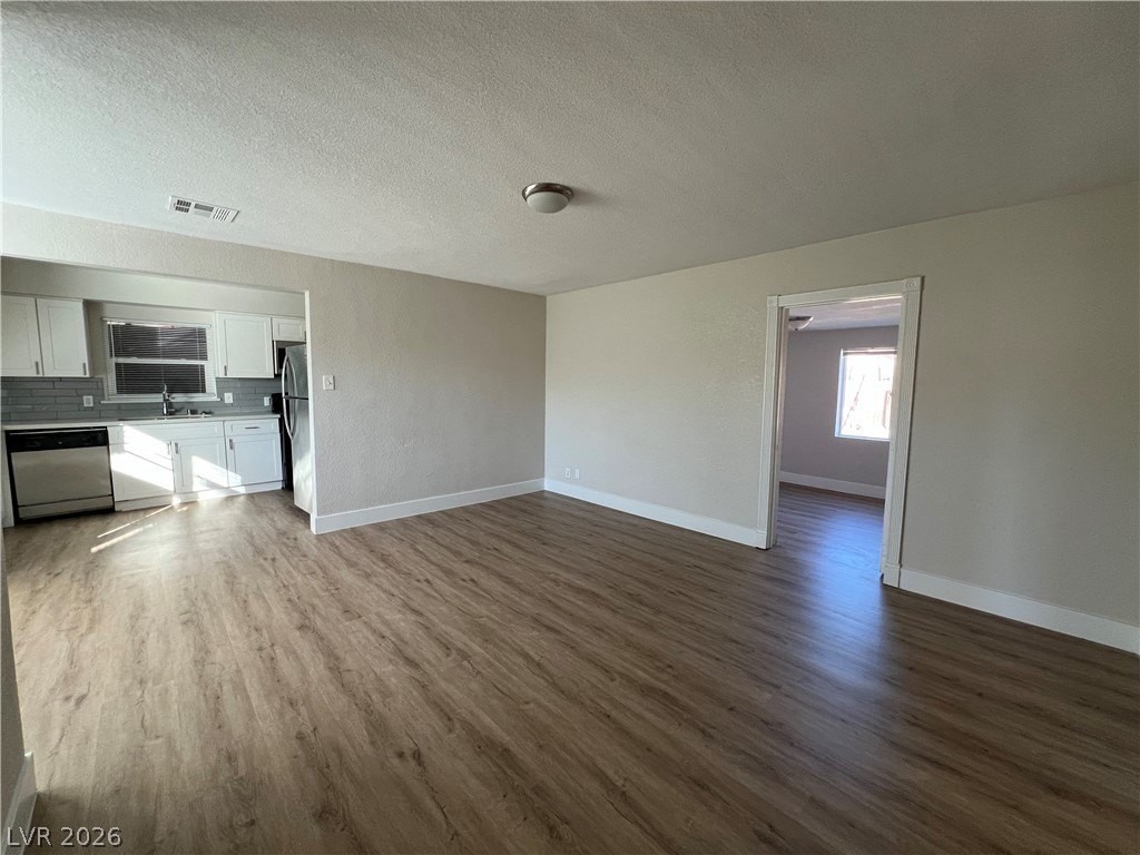 1011 Norman Ave - Photo 4 of 26
