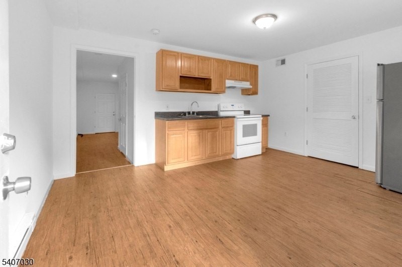614 Bond St - Photo 7 of 10