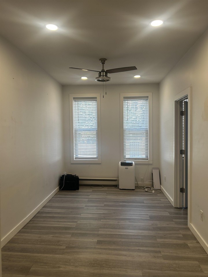 215 Mallory Ave - Photo 2 of 8