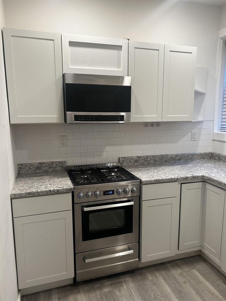 215 Mallory Ave - Photo 3 of 8