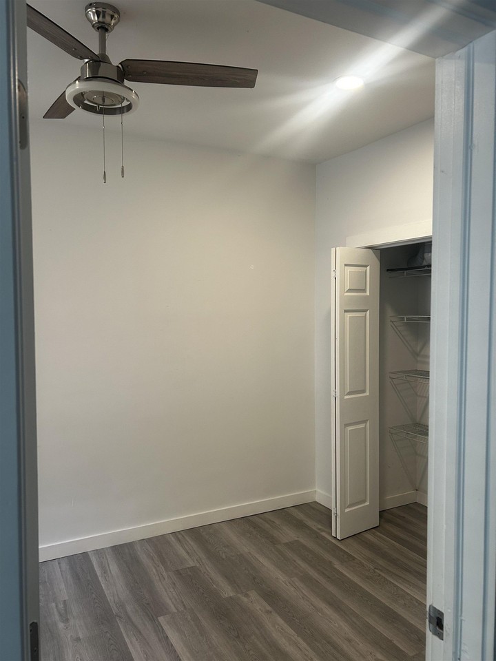 215 Mallory Ave - Photo 7 of 8