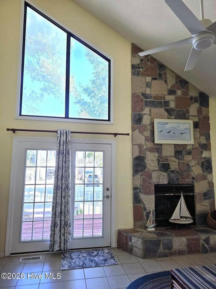 901 Seafarer Dr - Photo 3 of 32
