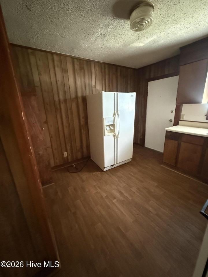 807 Ward St - Photo 6 of 11