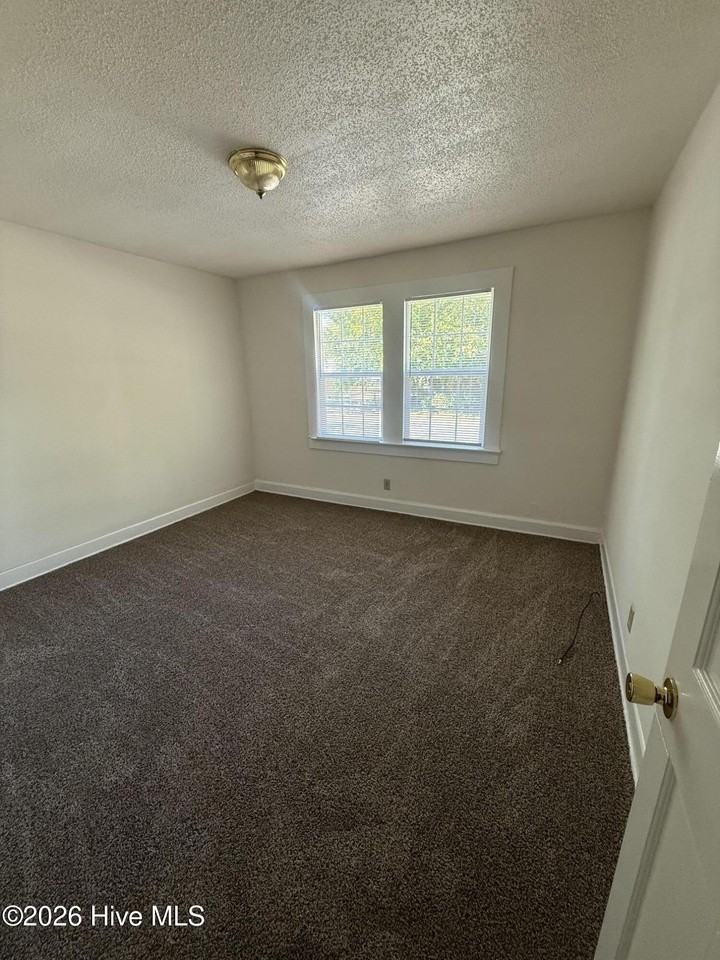 807 Ward St - Photo 7 of 11