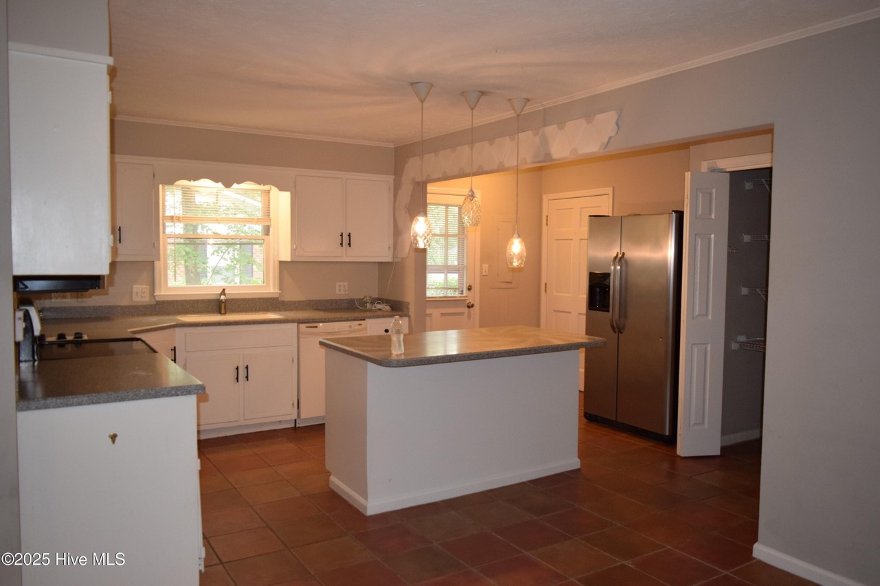 340 Lake Forest Dr - Photo 2 of 9