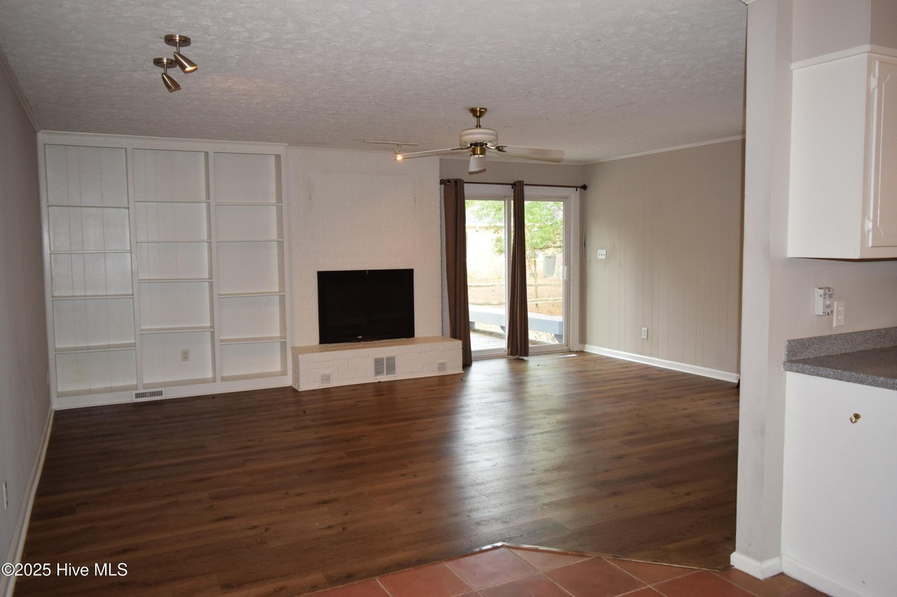 340 Lake Forest Dr - Photo 4 of 9
