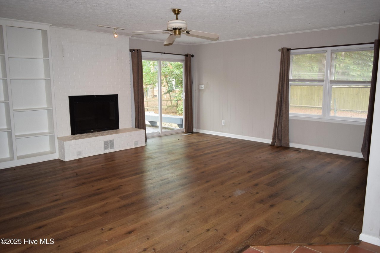 340 Lake Forest Dr - Photo 5 of 9