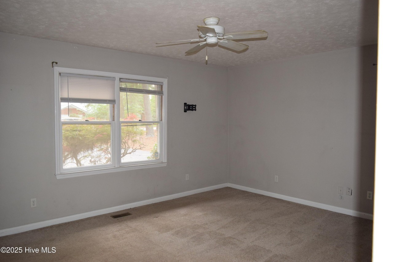 340 Lake Forest Dr - Photo 7 of 9