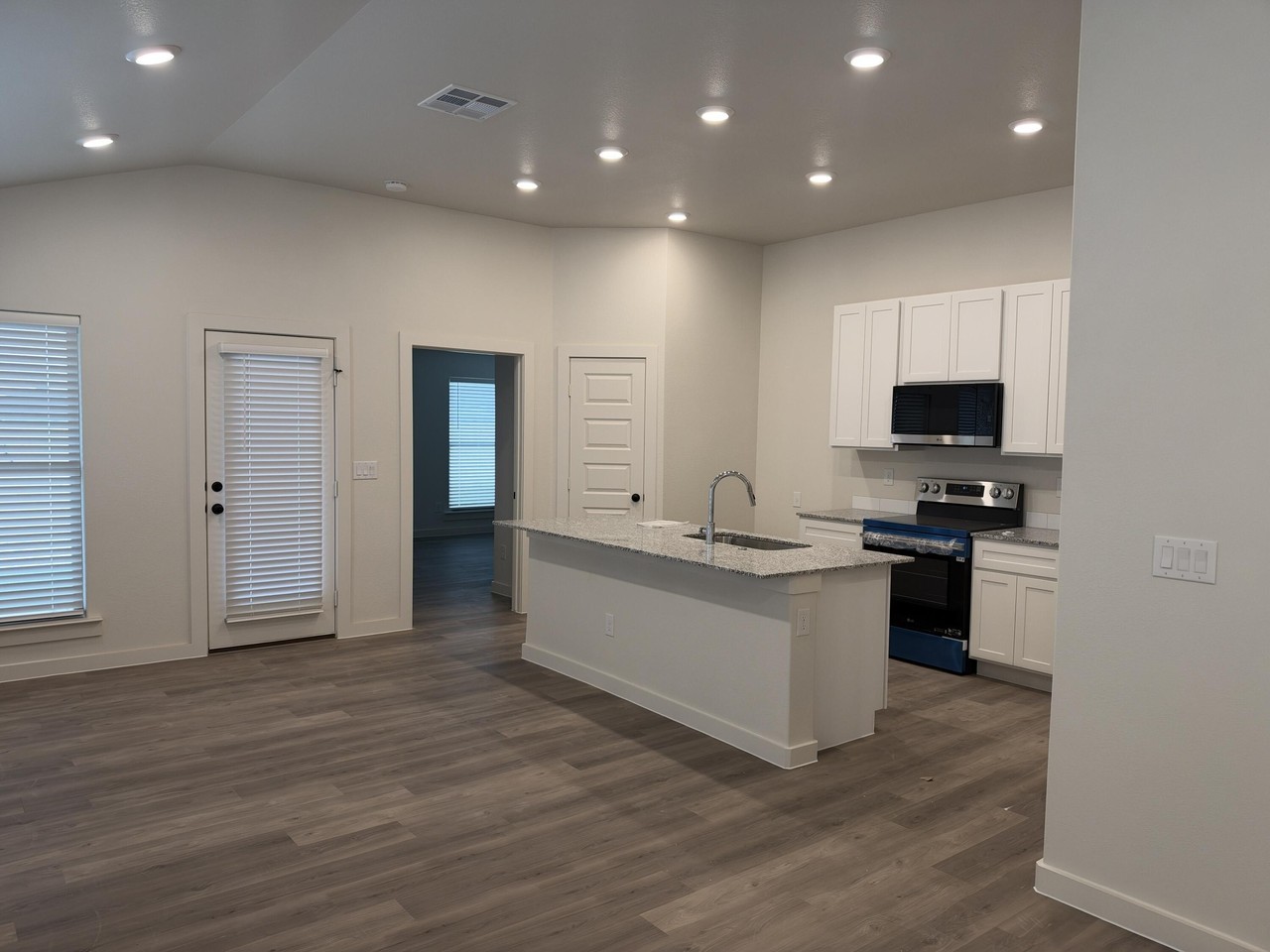 606 E 16th St - Photo 2 of 8