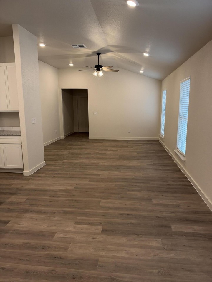 606 E 16th St - Photo 3 of 8
