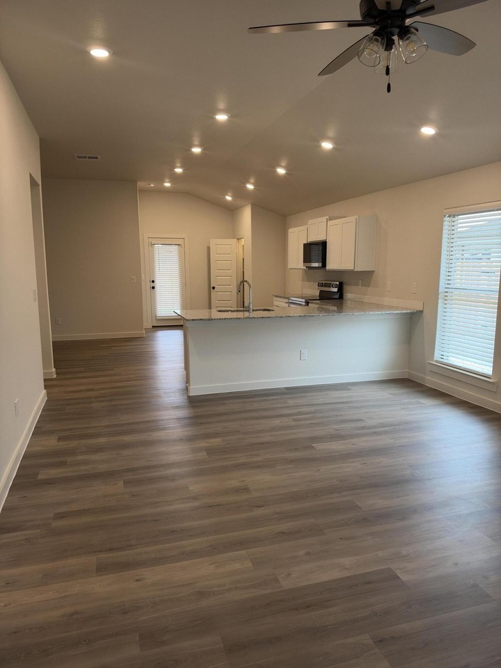 606 E 16th St - Photo 5 of 8