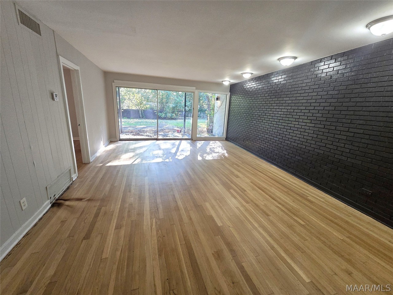 3725 Wesley Dr - Photo 3 of 9