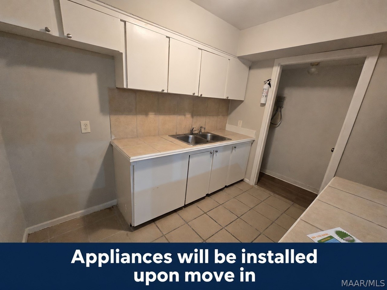 3725 Wesley Dr - Photo 4 of 9