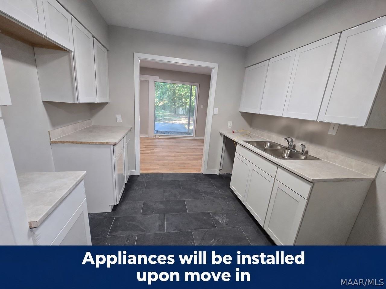 3741 Wesley Dr - Photo 3 of 10