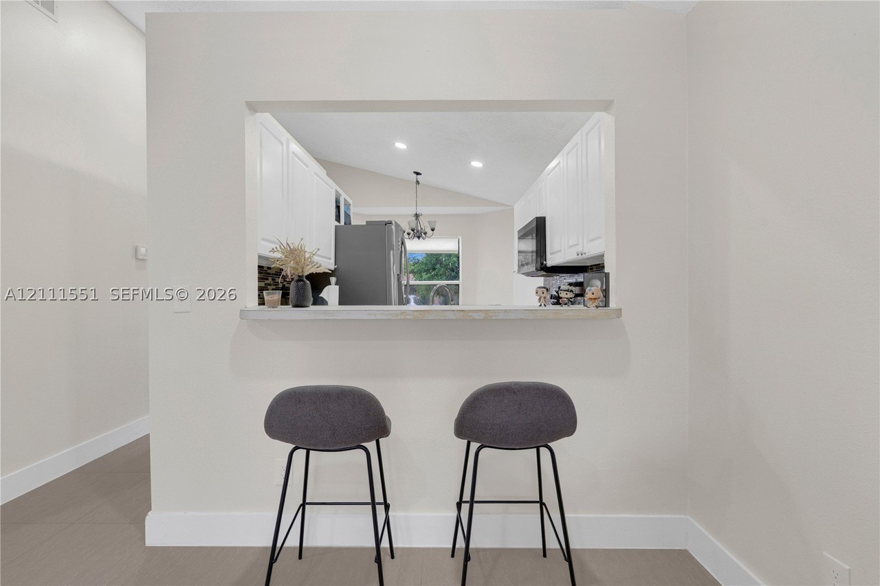 949 Sw 7th Pl #0 - Photo 4 of 37