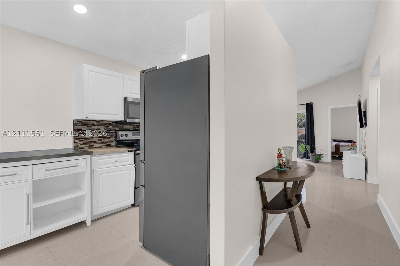 949 Sw 7th Pl #0 - Photo 5 of 37