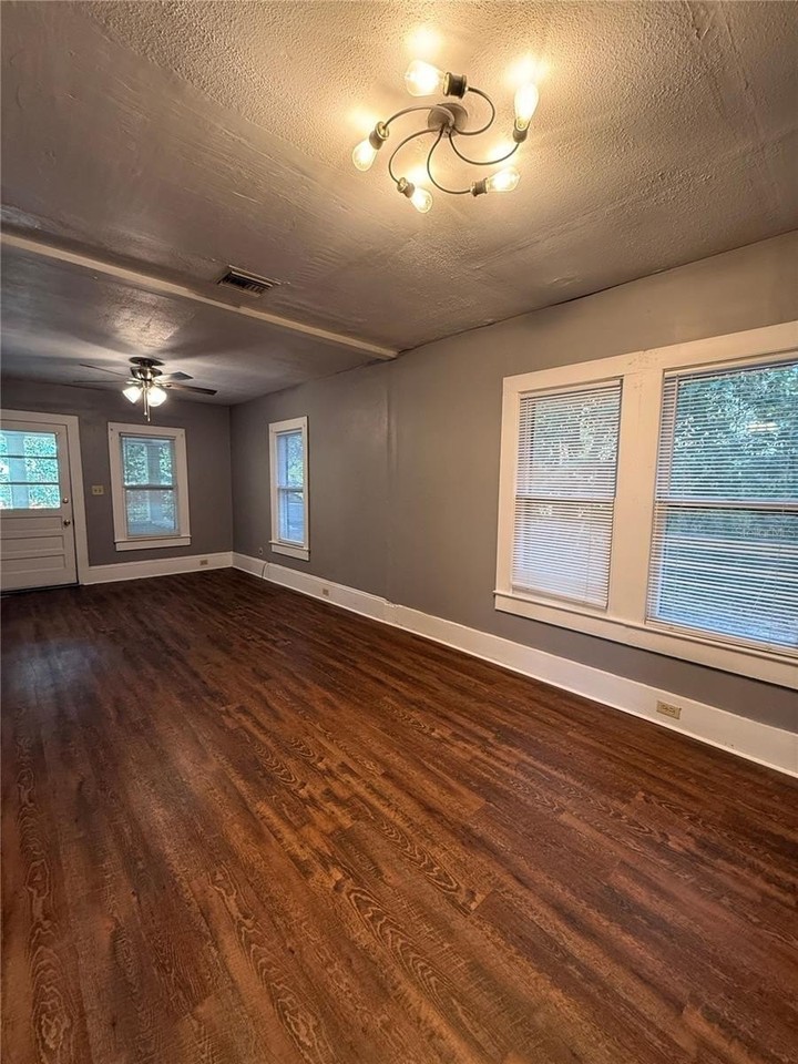 921 Nw 30th Ave - Photo 7 of 28