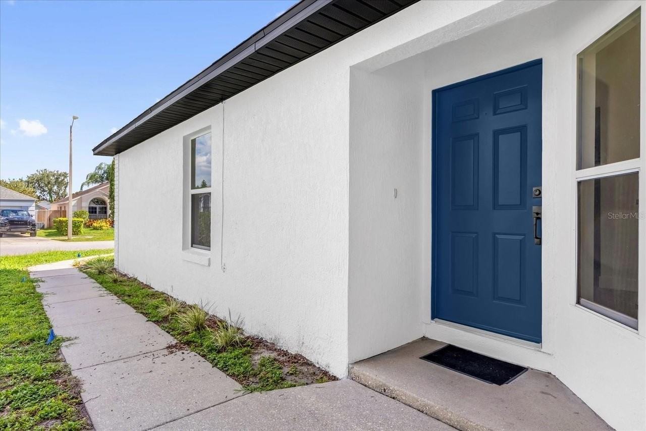 350 Lakebreeze Cir - Photo 2 of 28