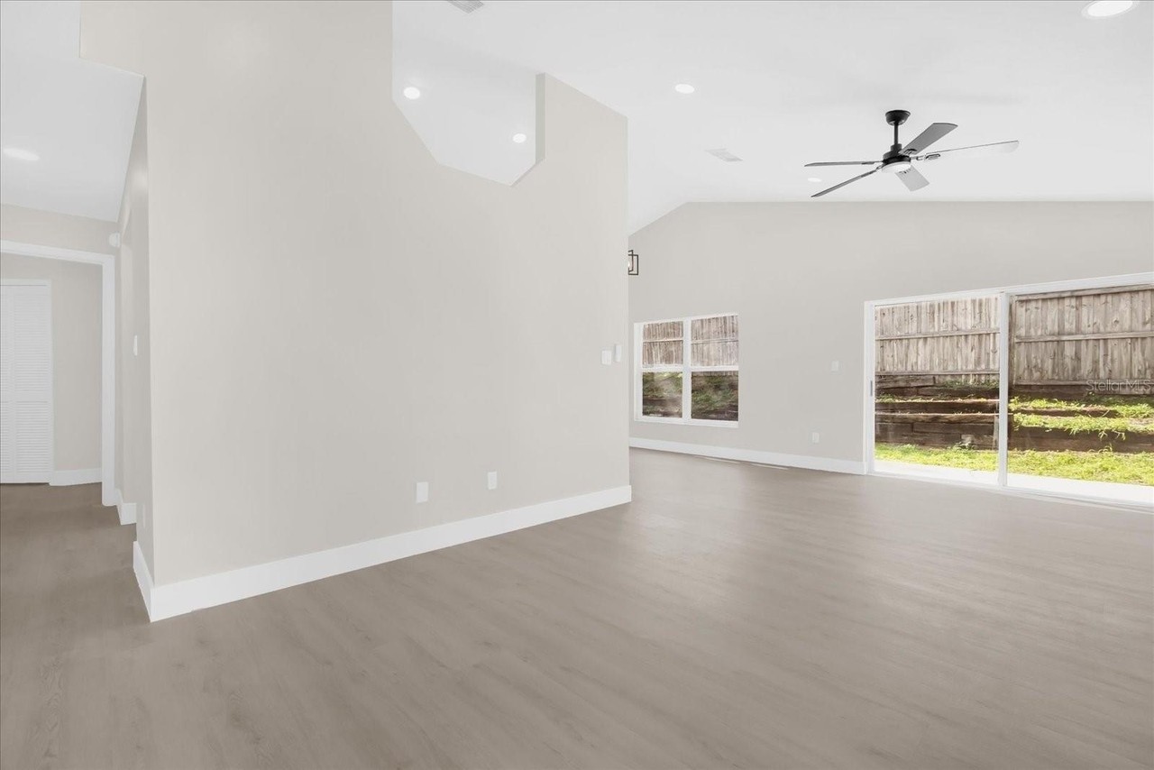 350 Lakebreeze Cir - Photo 3 of 28