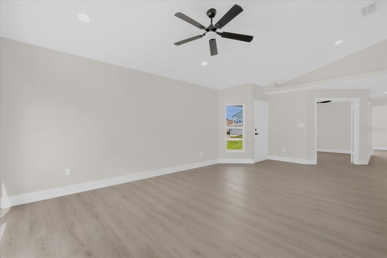350 Lakebreeze Cir - Photo 4 of 28