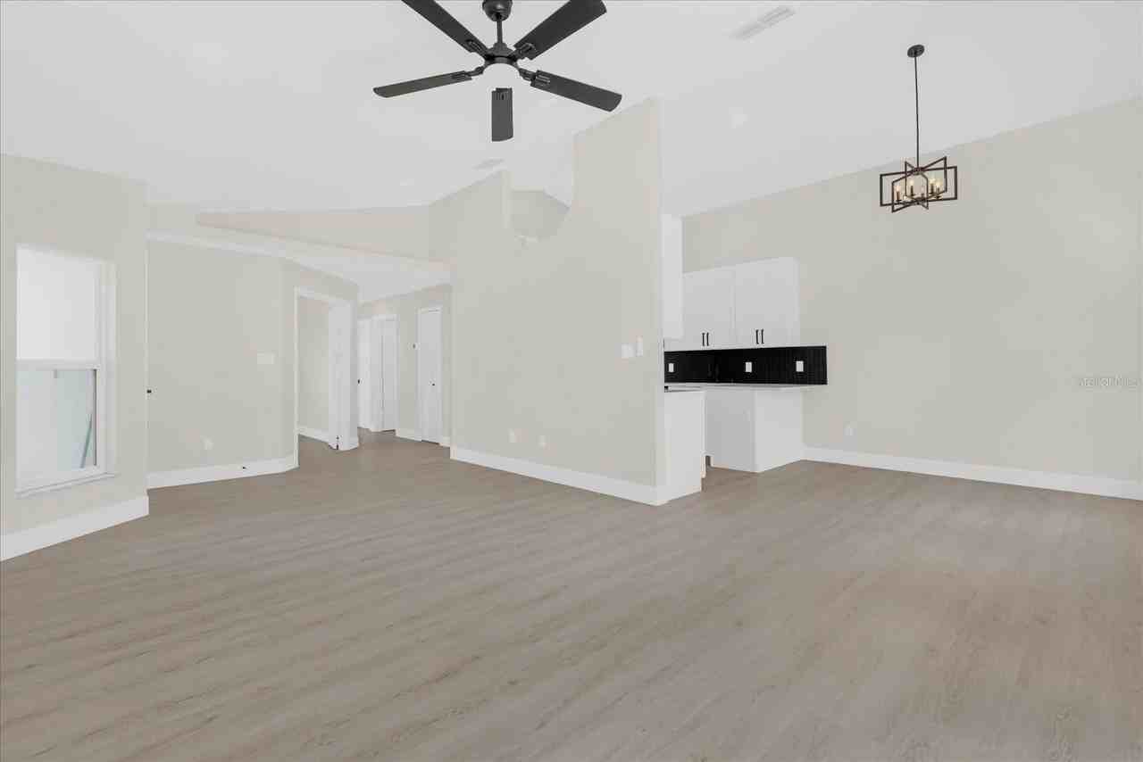 350 Lakebreeze Cir - Photo 5 of 28