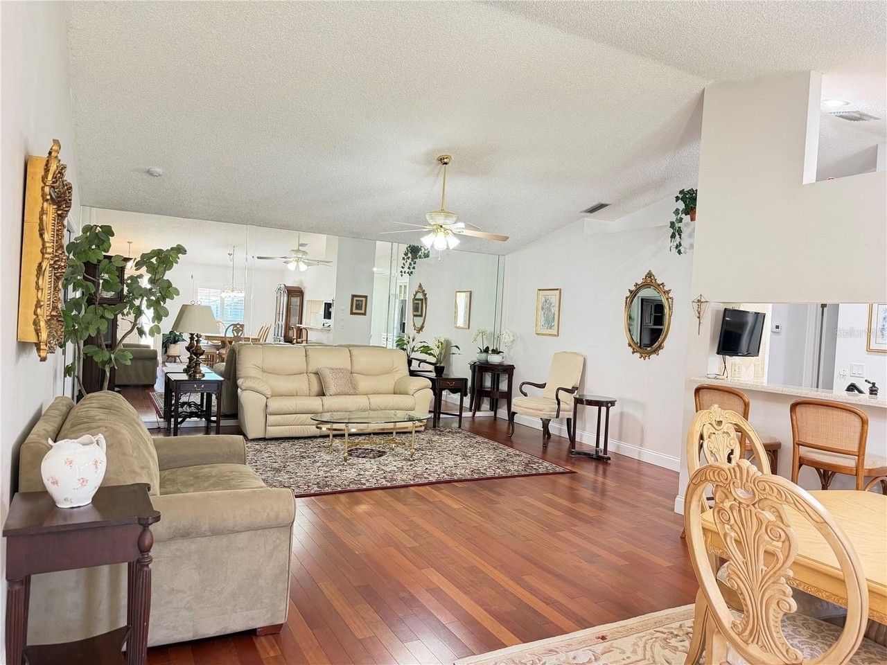 2053 Cheryl Dr - Photo 3 of 37