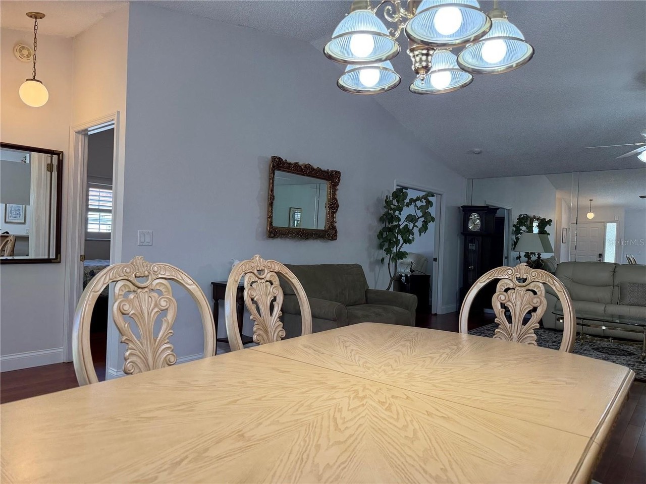 2053 Cheryl Dr - Photo 6 of 37