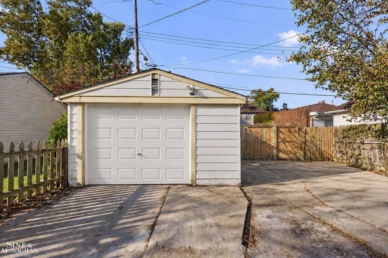 1451 Beaconsfield Ave - Photo 5 of 38