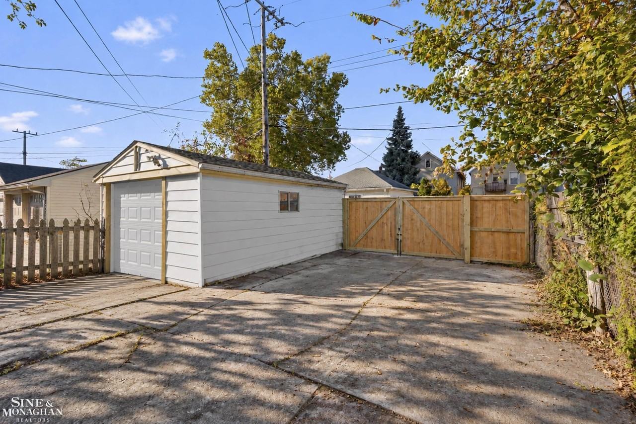1451 Beaconsfield Ave - Photo 7 of 38