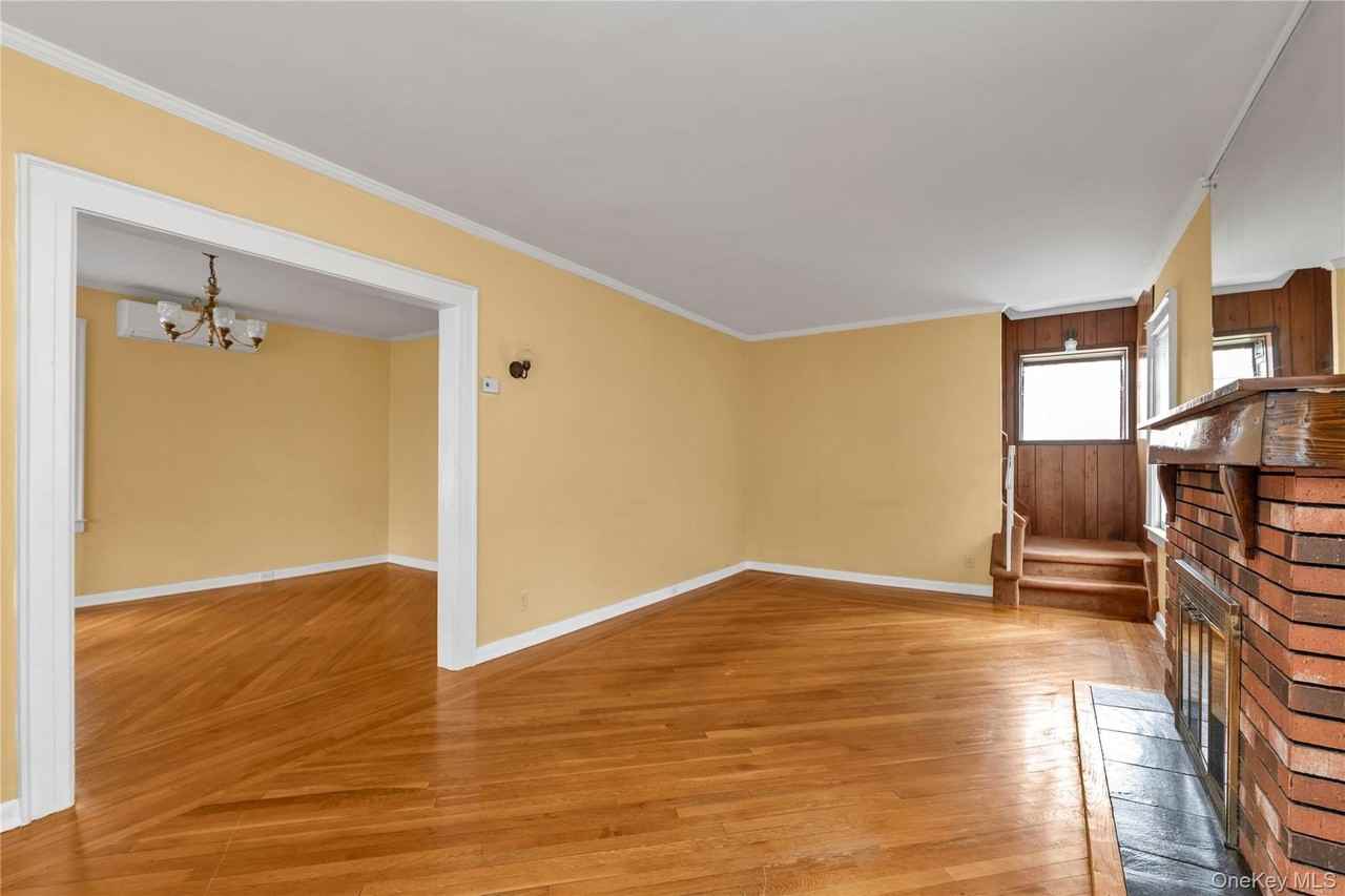 154 Rocklyn Ave - Photo 4 of 22