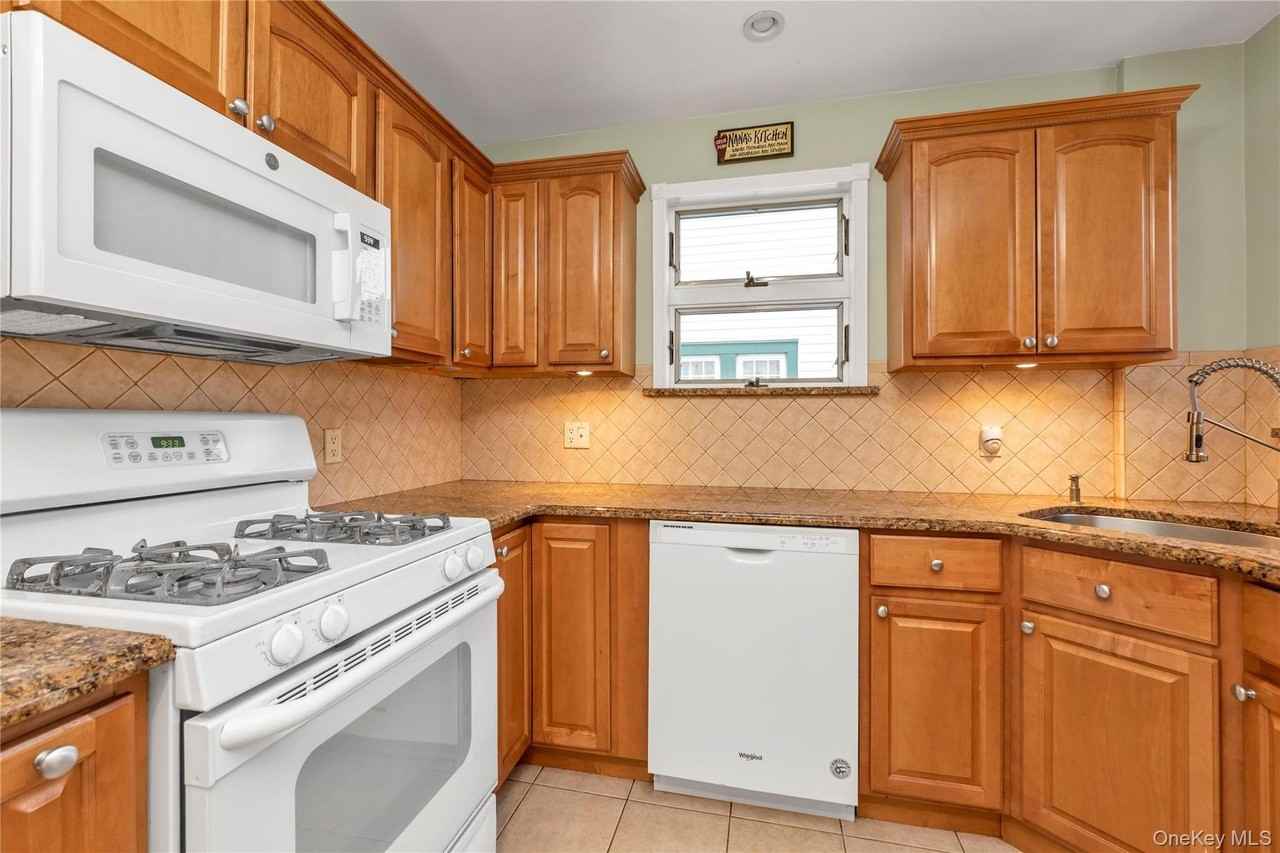154 Rocklyn Ave - Photo 7 of 22